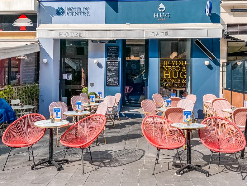 AMMI Hôtel du Centre Nice - terrasse café avec boissons et snacks salés et sucrés