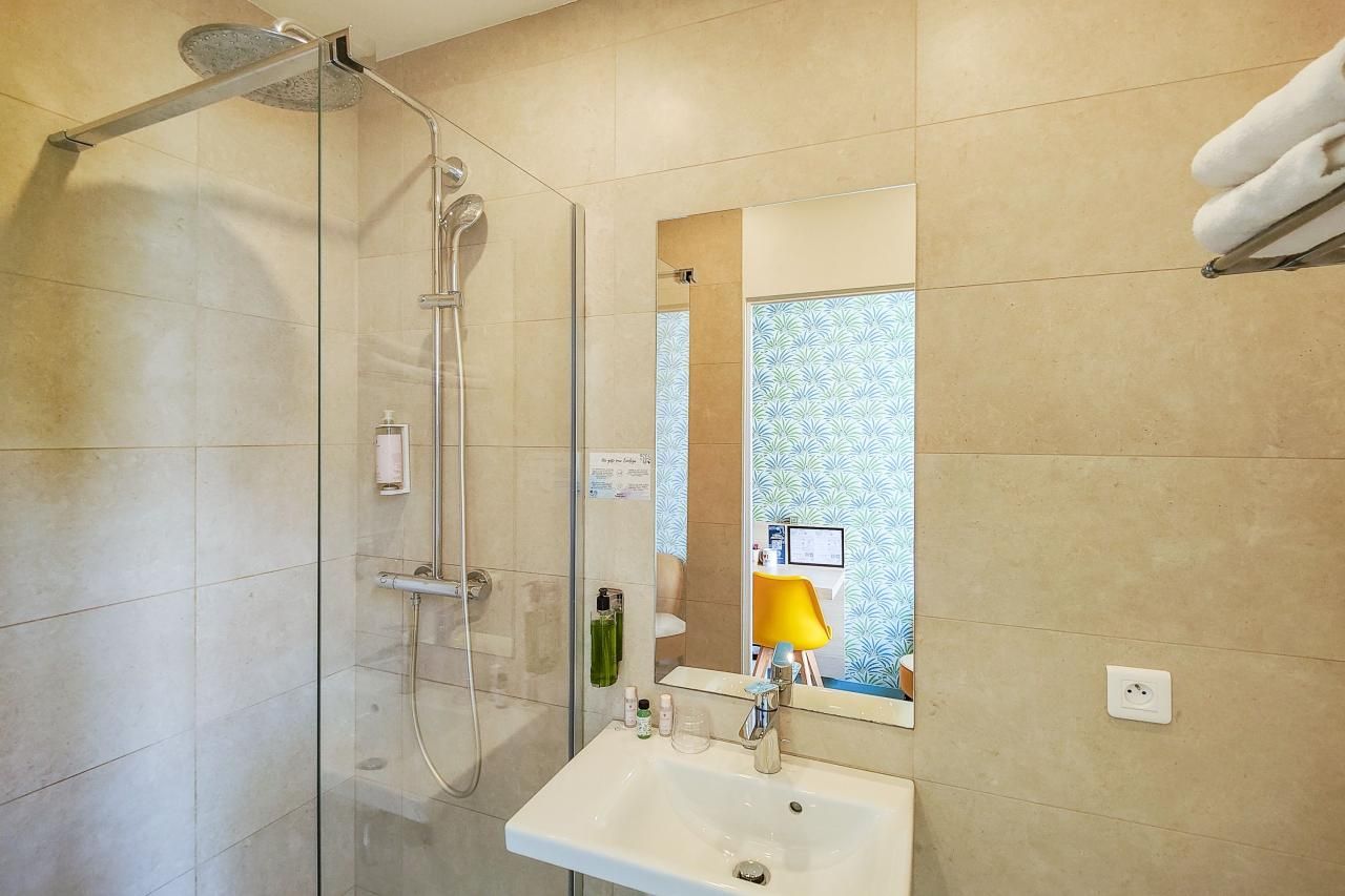 Hôtel du Centre Nice - Rooms with clean bathrooms